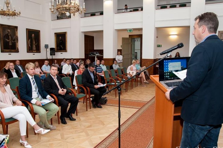 Ribányi: helyi munkaerőn alapuló vállalkozásokra van szükség