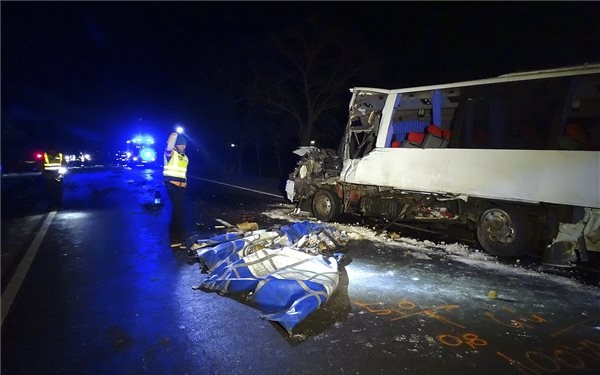 Kisbusz és teherkocsi ütközött a 44-es főúton, többen megsérültek