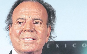 Julio Iglesias énekesnek van egy házasságon kívül született fia a bíróság szerint