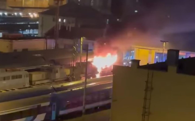 Kigyulladt egy mozdony a Keleti pályaudvaron