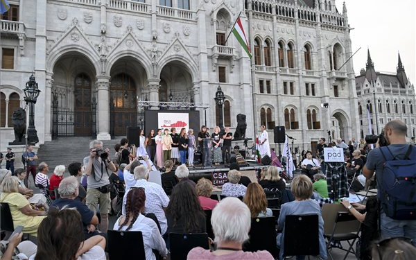 Országos tanévnyitó címmel tartottak demonstrációt a Kossuth Lajos téren civilek és szakszervezetek