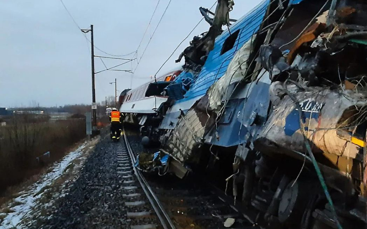 Csehországban összeütközött két vonat, négyen meghaltak, többen megsérültek